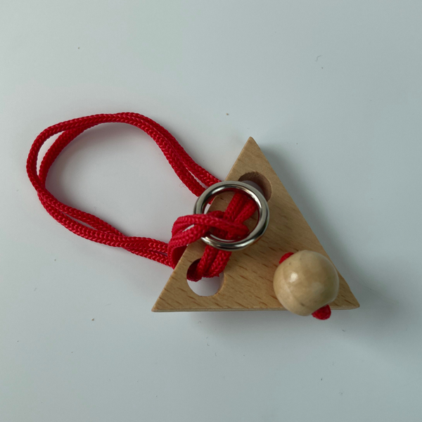 Дерев'яна головоломка з мотузкою трикутна trianglepuzzle фото